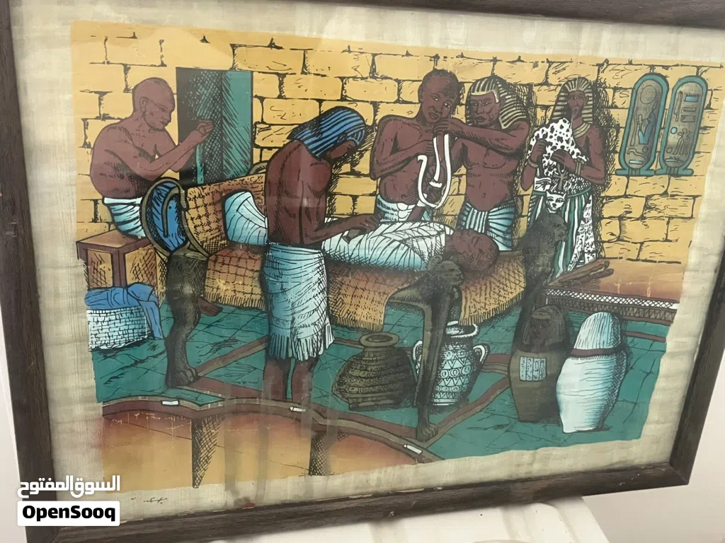 لوحة فنية أصلية مرسومة يدويًا على ورق البردي المصري تصور مشهد التحنيط القديم.