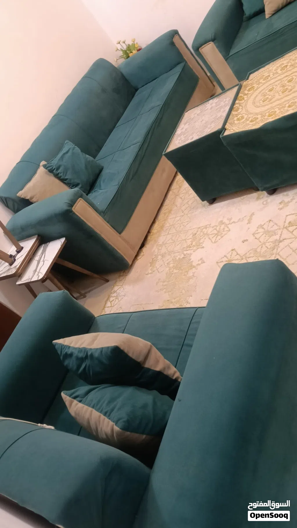 طقم كنب 13 مقعد بحالة جيدة.