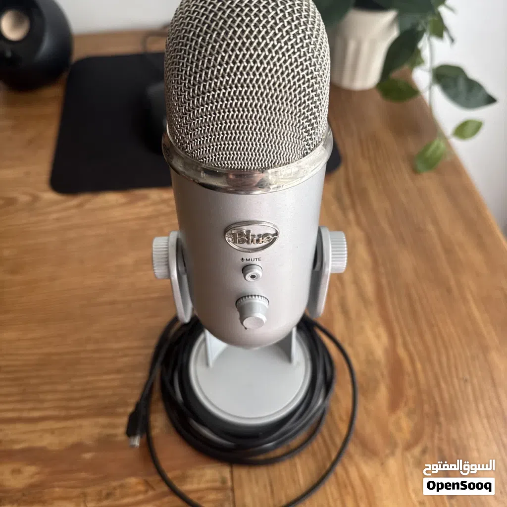 للبيع ميكروفون احترافي Blue Yeti كسر الزيرو