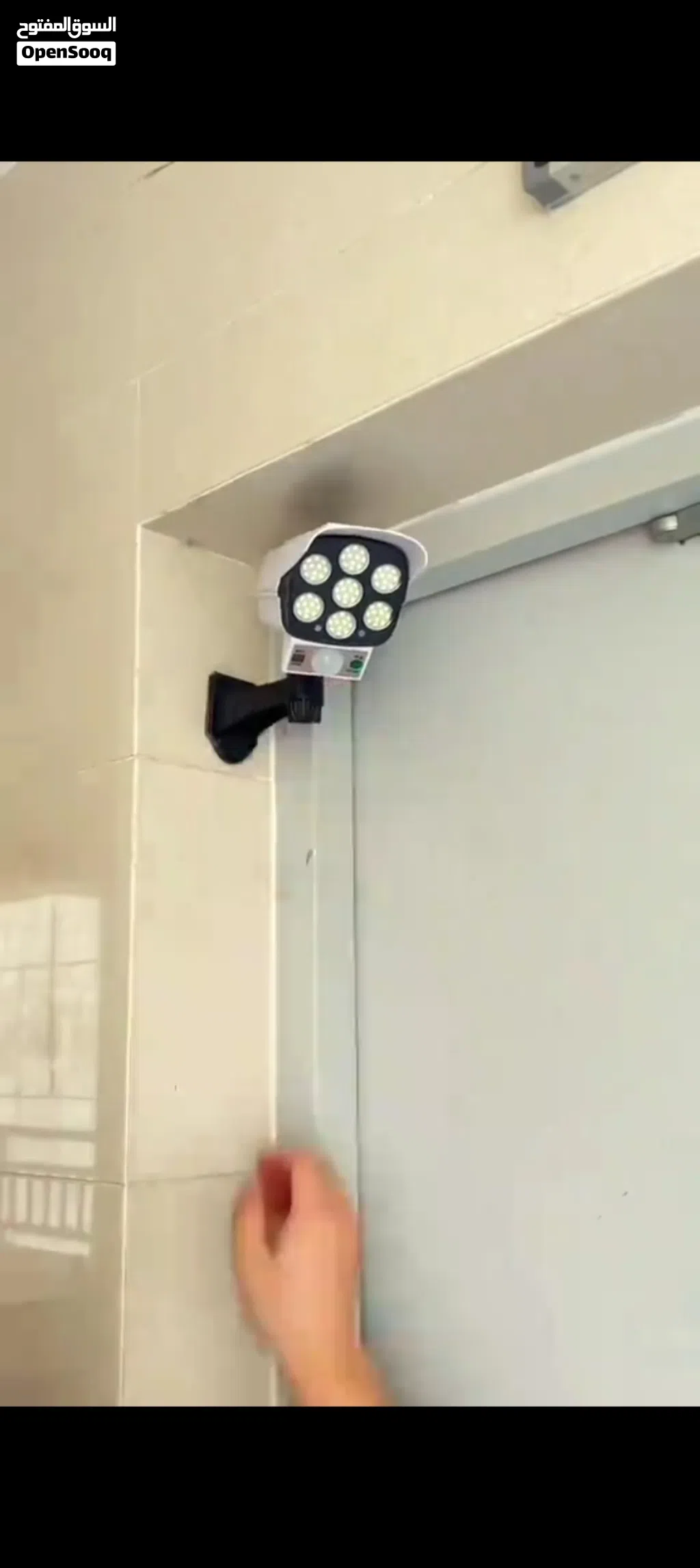 كشاف على شكل كاميرا 77 SMD LED – إنارة قوية، شحن بالطاقة الشمسية، وتشتغل أوتوماتيك عند مرور الأشخاص.