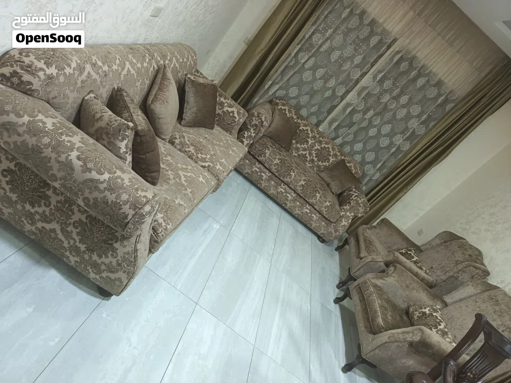 طقم كنب سبع مقاعد بحاله جيده جدا خشب زان