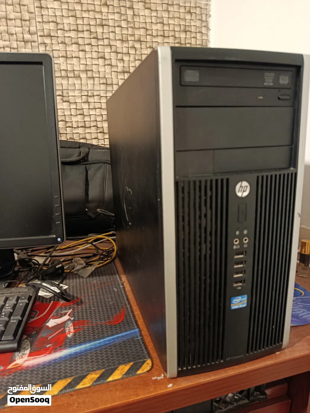 ديسكتوب HP وشاشة Dell 24 بوصة