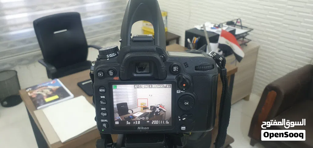 كاميرا نيكون D7000 مه ملحقاتها مع ستاند هيدروليك مضاد اهتزاز