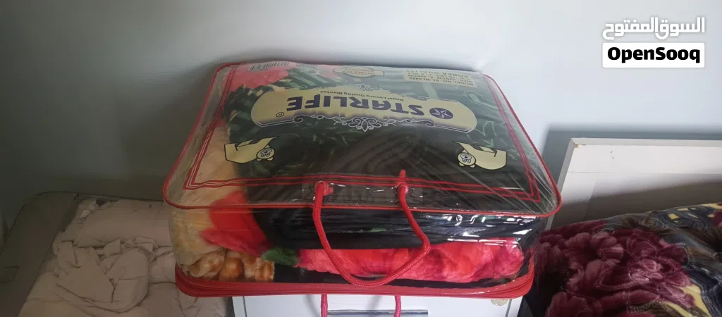 أغطية عدد 2 تقريباً جديد مع مسبل سرير نفر ونص بحالة الواكلة ..البيع بسبب السفر المستعجل