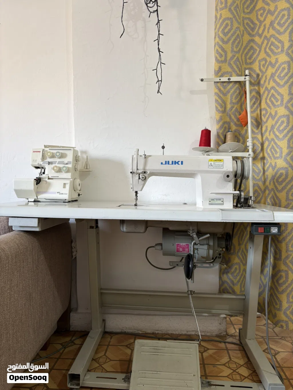 JUKI DDL-5550 Sewing machine And Janome MyLock 204D overlock (serger) machine.