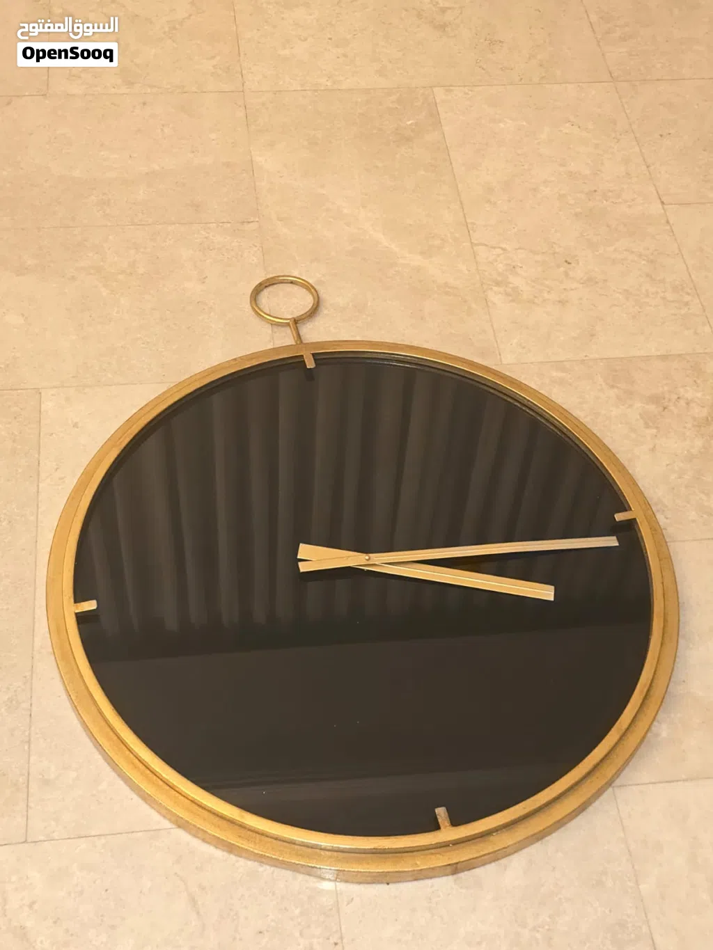 ساعة حائط ذهبية