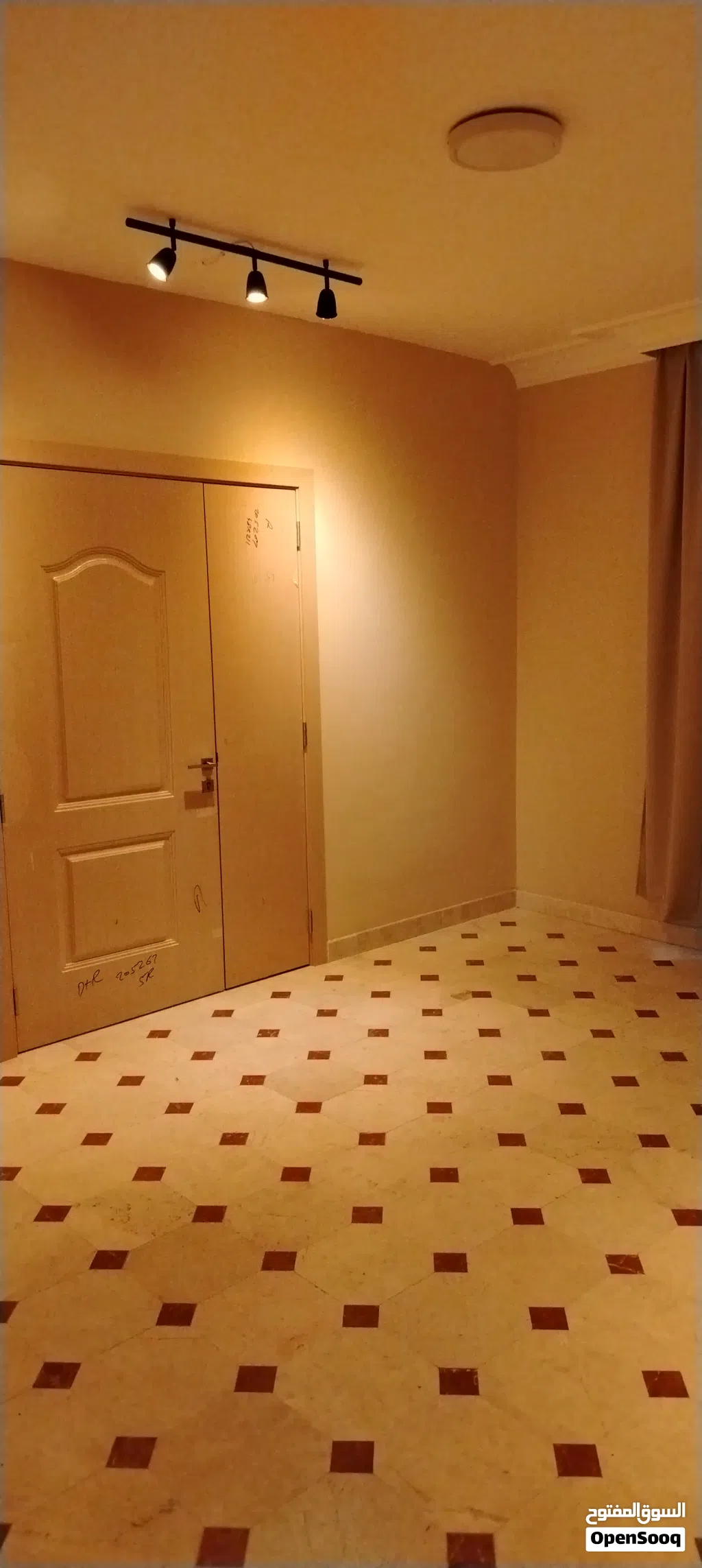 فارغة غرفه وصاله للايجار طابق الارضي نظيفه مدخل مستقل مطبخ جديد موقف خاص مطلوب شيكات