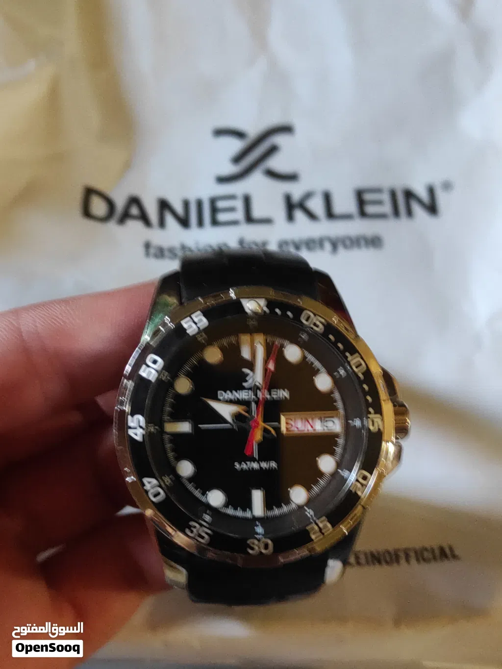 تُعرف هذه الساعة من العلامة التجارية دانيال كلاين (Daniel Klein)، وتحمل رقم الموديل DK.1.13911-1. وه