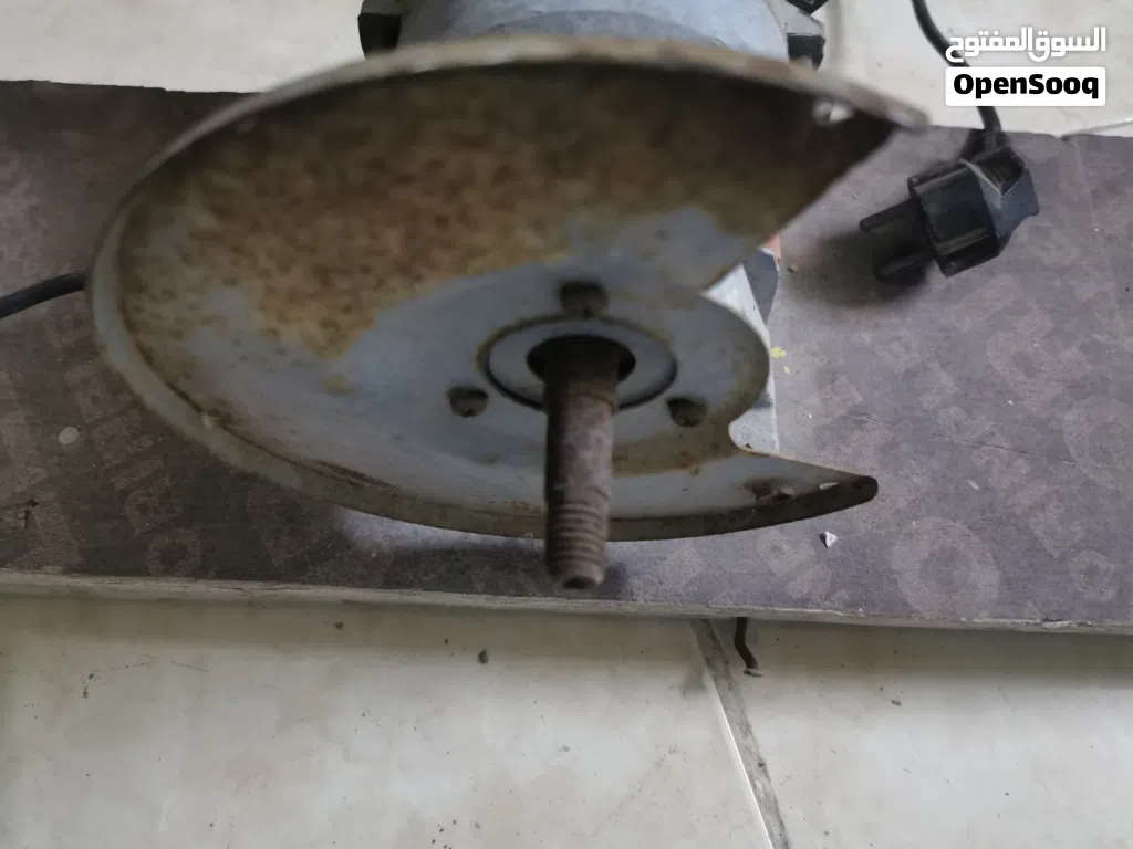 الماكينة مِجلخة ثابتة (Bench Grinder)،