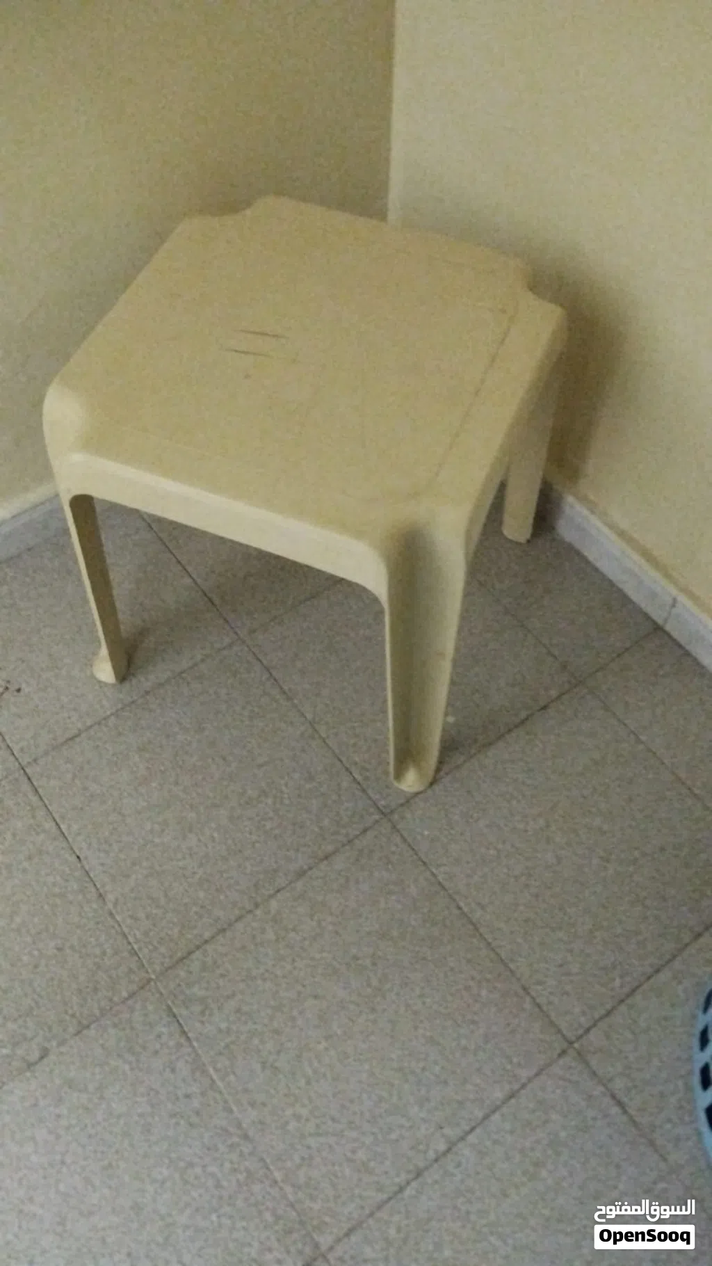 طاولة بللستيك