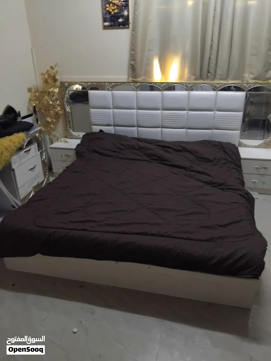 غرفة نوم مستعمل مع سرير ودولاب