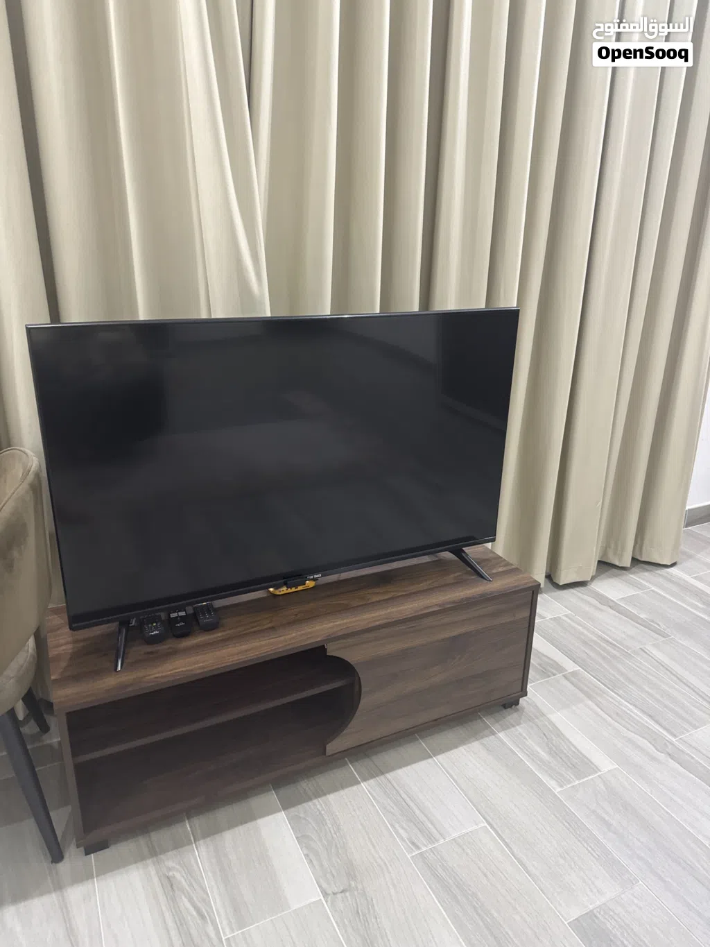 تلفزون star track smartللبيع بحالة جيده جديده 50 بوصه ملاحظة طاولة شامل معى تلفزون
