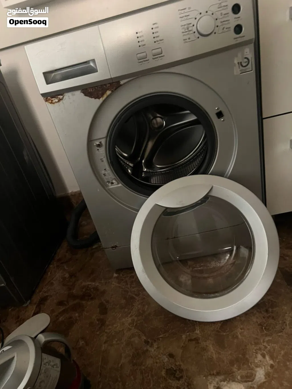 غساله ربي يبارك الباب طايح يبي تركيب و الباب موجود