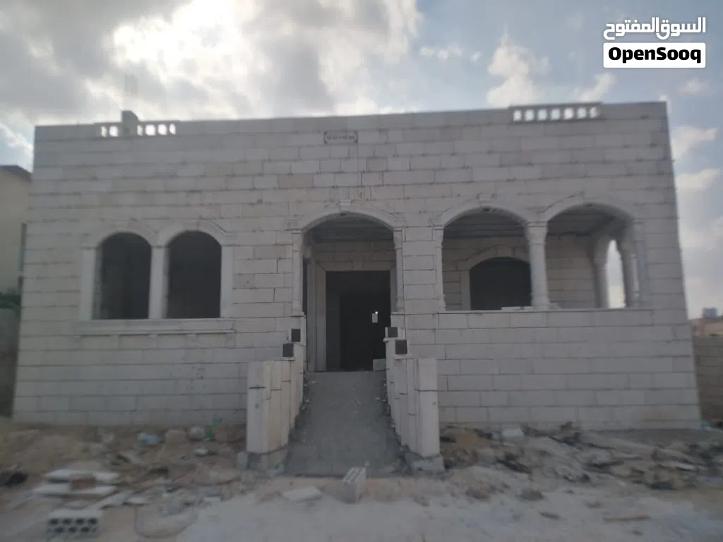 منزل للبيع واجهة حجر في رجم ااشامي ااشرقي بجانب مدرسة البنات مساحة 174 متر مربع على نصف دونم و50 متر