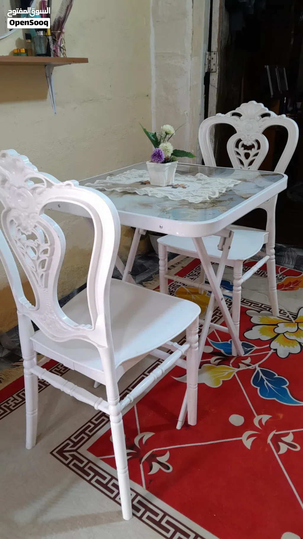 طاولة طعام نفرين نضيفة