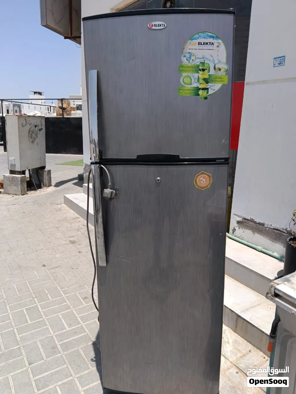 ثلاجه متوسطة الحجم شبه جديده نظيفه وممتازه جدا(Elekta)قابل للتفاوض