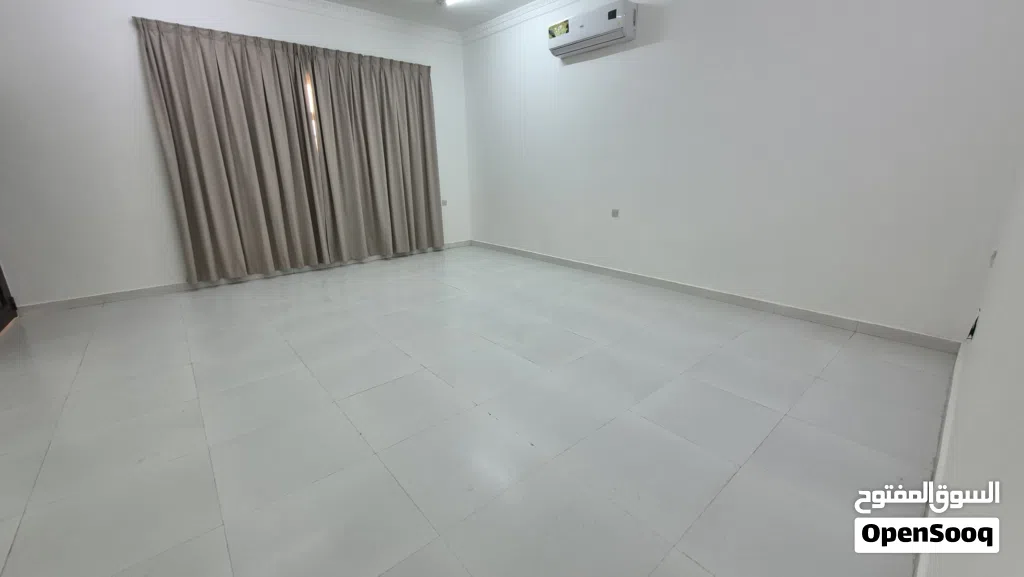 غرفه وحمام ومطبخ تحضيري غير مفروش قمه النضافه لاايجار الشهري الخوضA room, a bathroom, and an unfurni