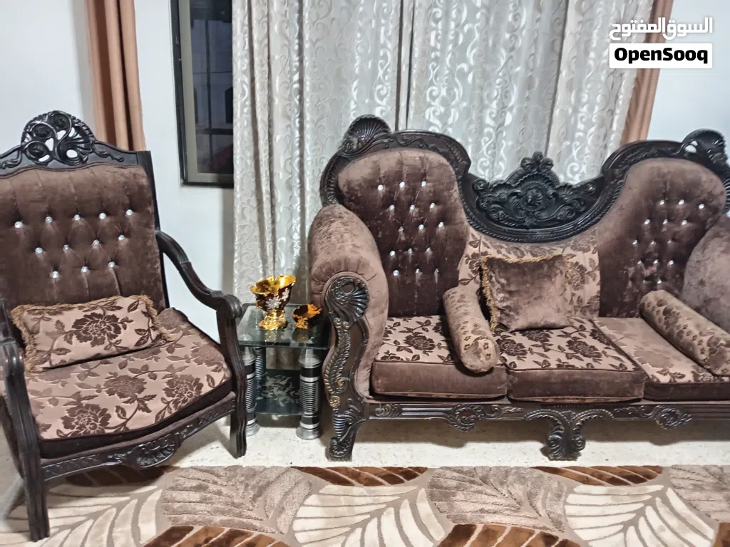 طقم كنب مستعمل نظيف للبيع سبع مقاعد خشب ممتاز