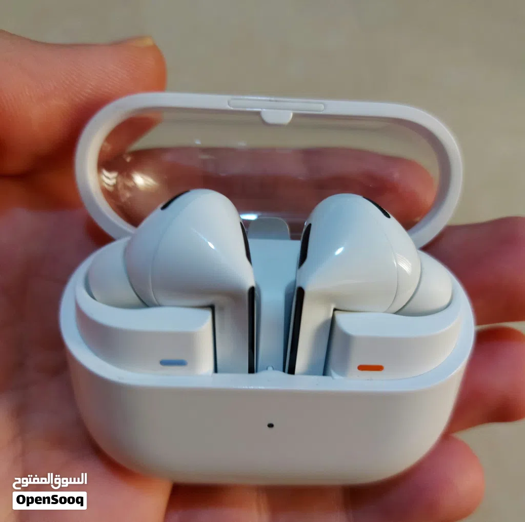 سماعة بلوتوث ( Samsung buds 3pro ) الاصلية الغنية عن التعريف توب نظافة مع الكرتونة مستعملة استعمال ب