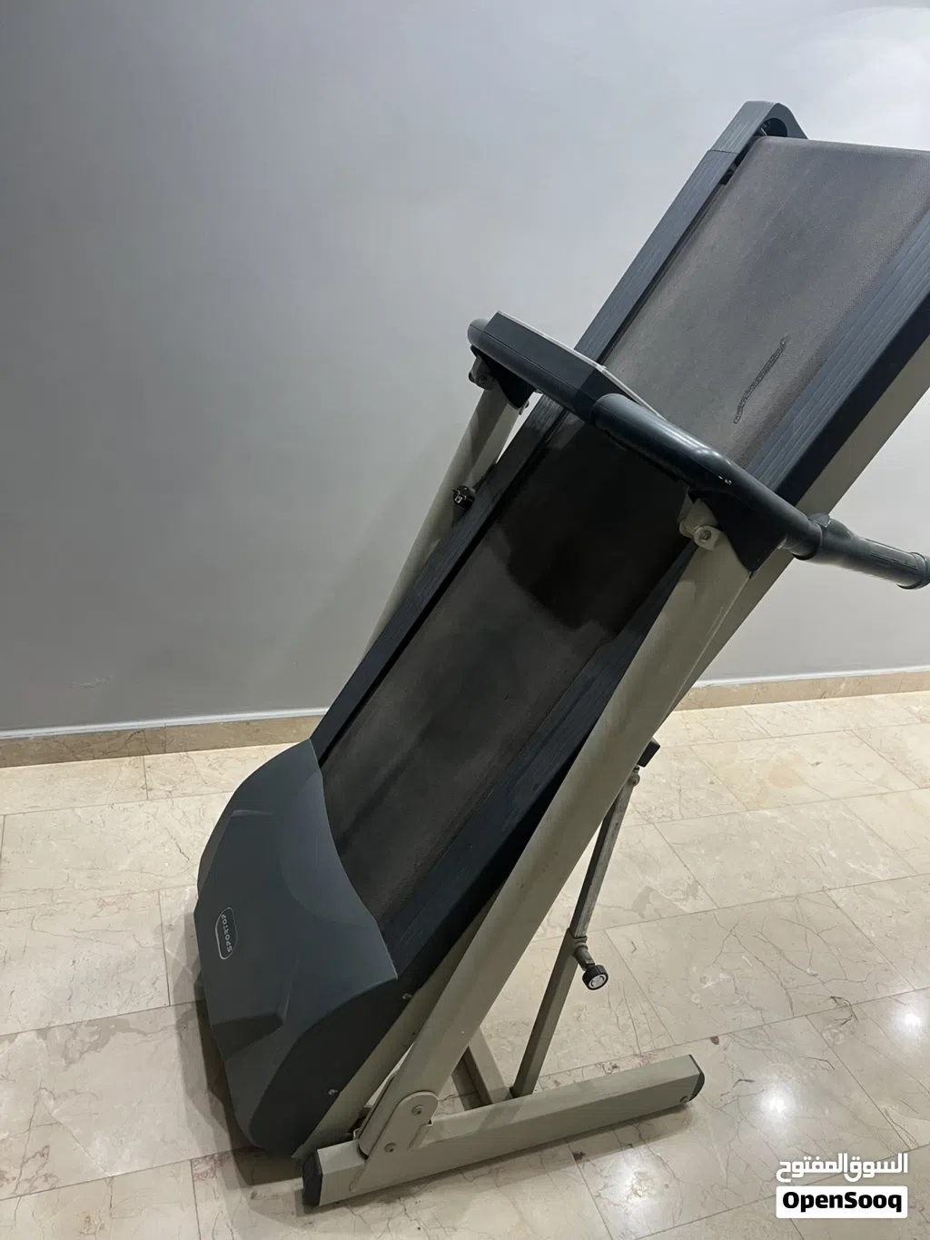 سير رياضي ب حاله ممتاز سهل التنقل وسلس ف استعمال يشيل فوق 100كيلو