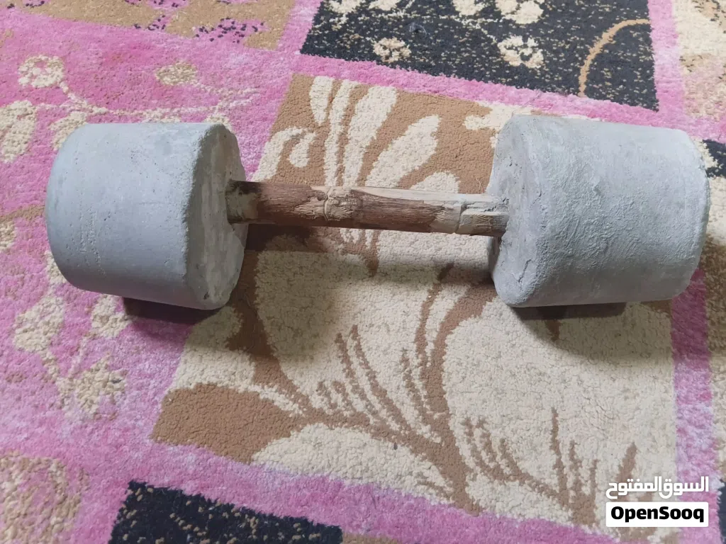 دمبل مصنوع من عصاء خشبية والاسمنت