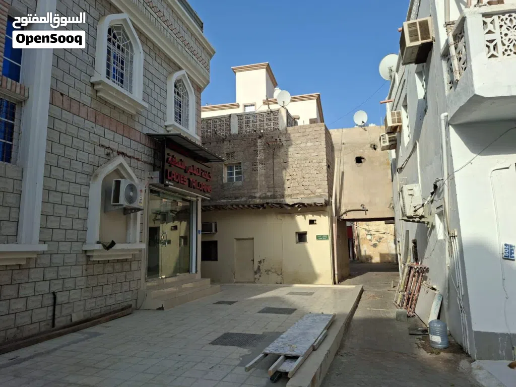 للبيع منزلين قديمين قائمين على ارضين سكني تجاري*