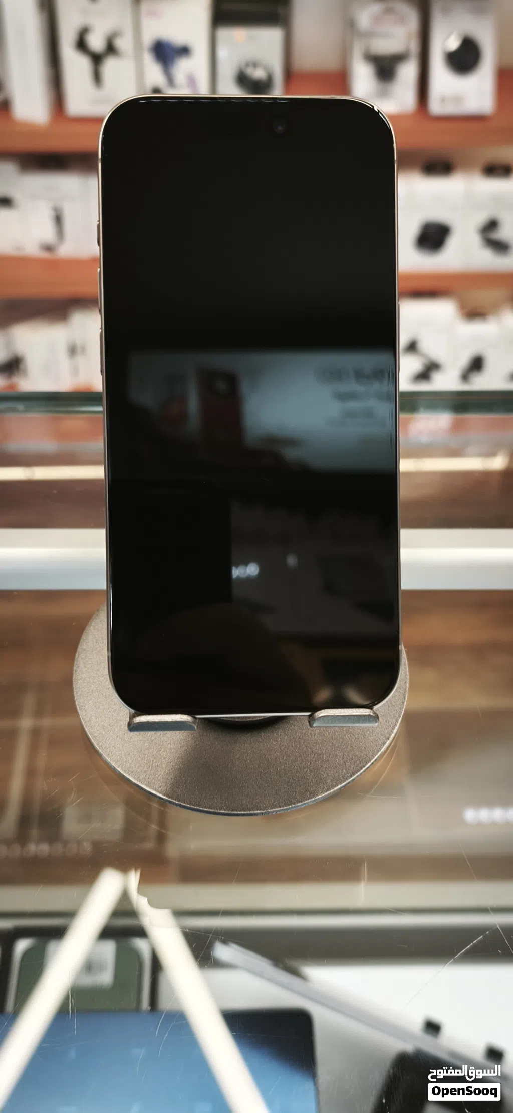 iphone 15 pro تخزين 128g لون تيتانيوم بطارية 86% خالي من الخدوش بحالة الوكالة