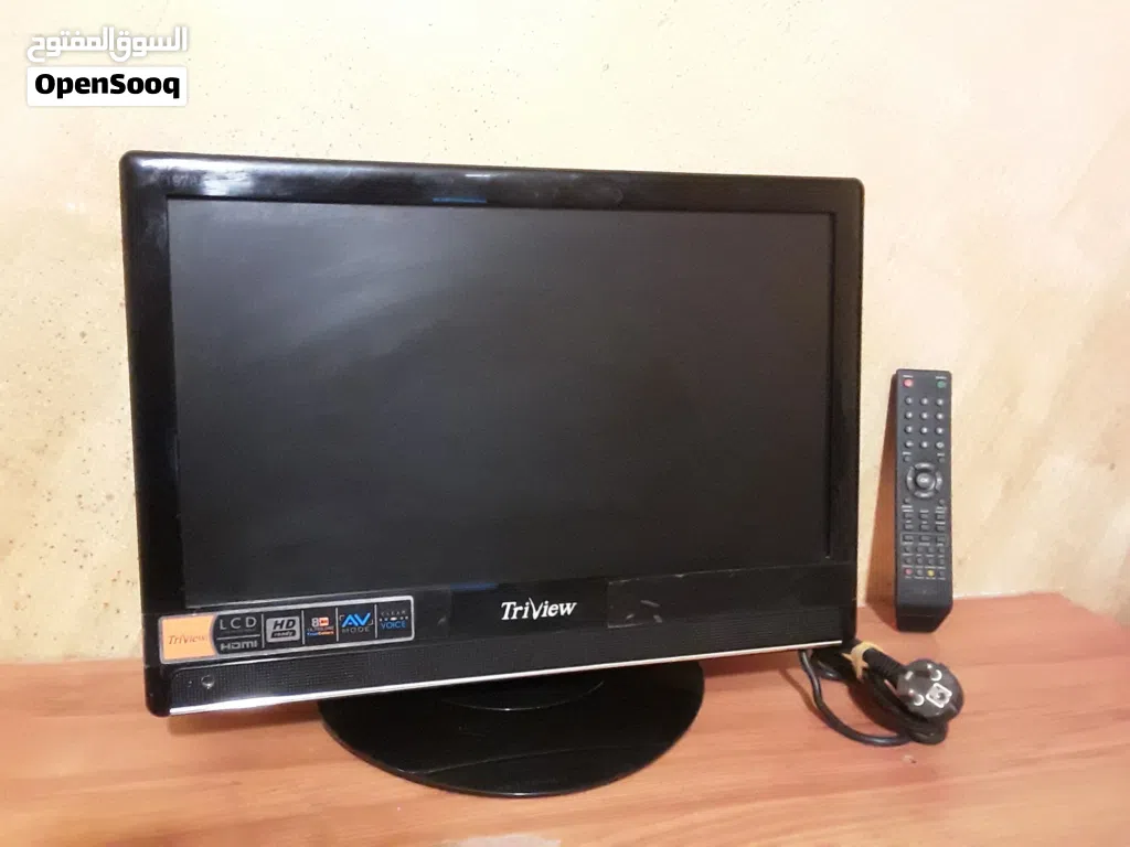 شاشة تلفزيون حجم صغير HD 19 نوع تريفو تشبك عليها كمبيوتر وكاميرات وسماعات واجهزة اخرى عليها من