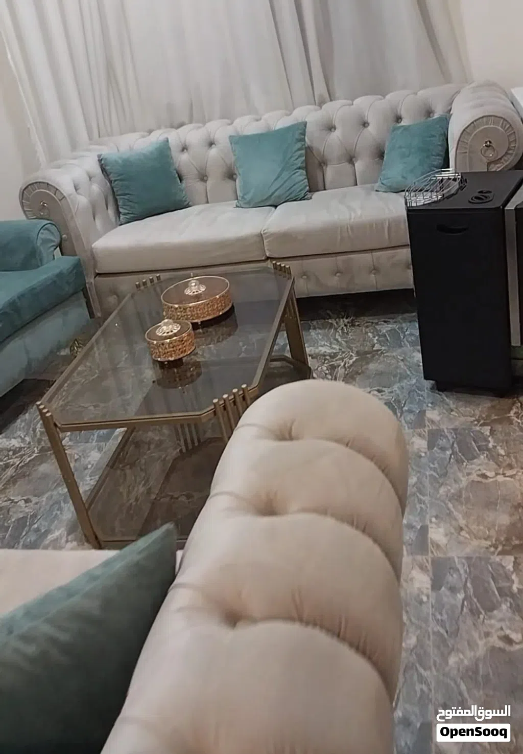 طاولات زجاجي محكم ذات منظر مميز
