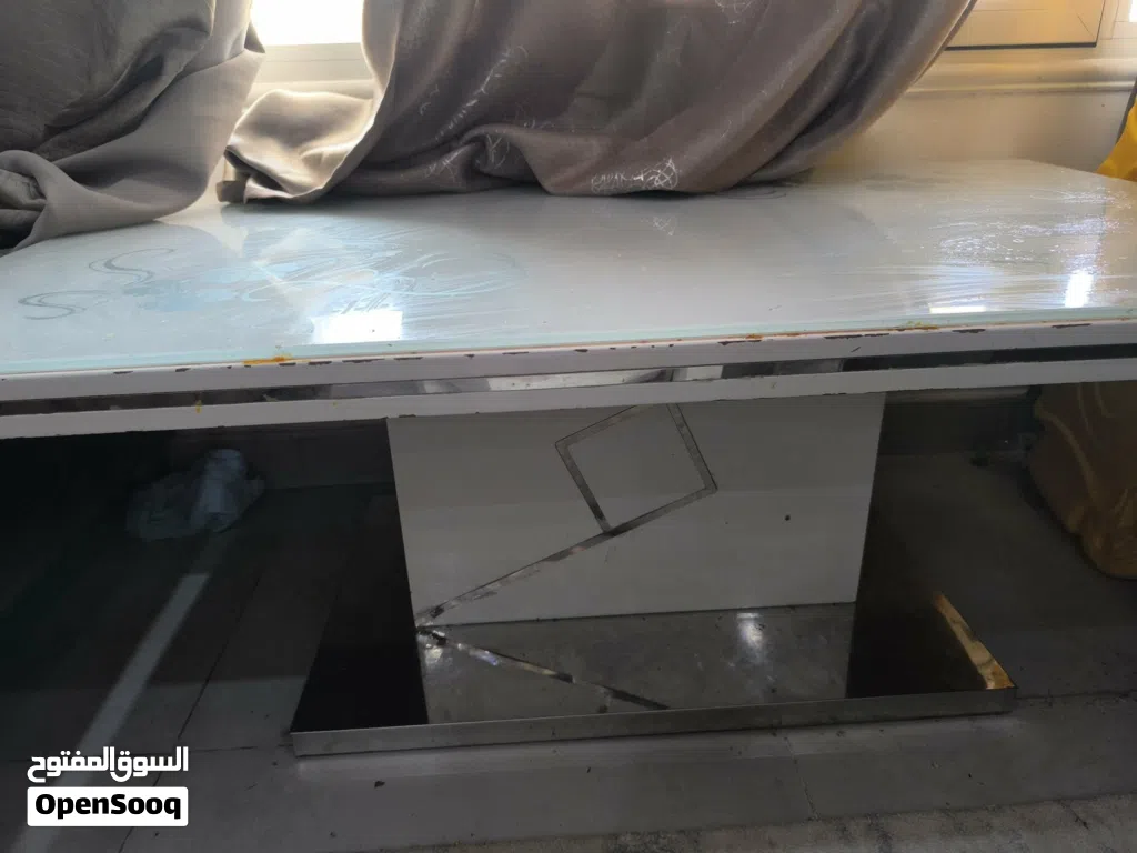 طاولة مع لوح زجاج