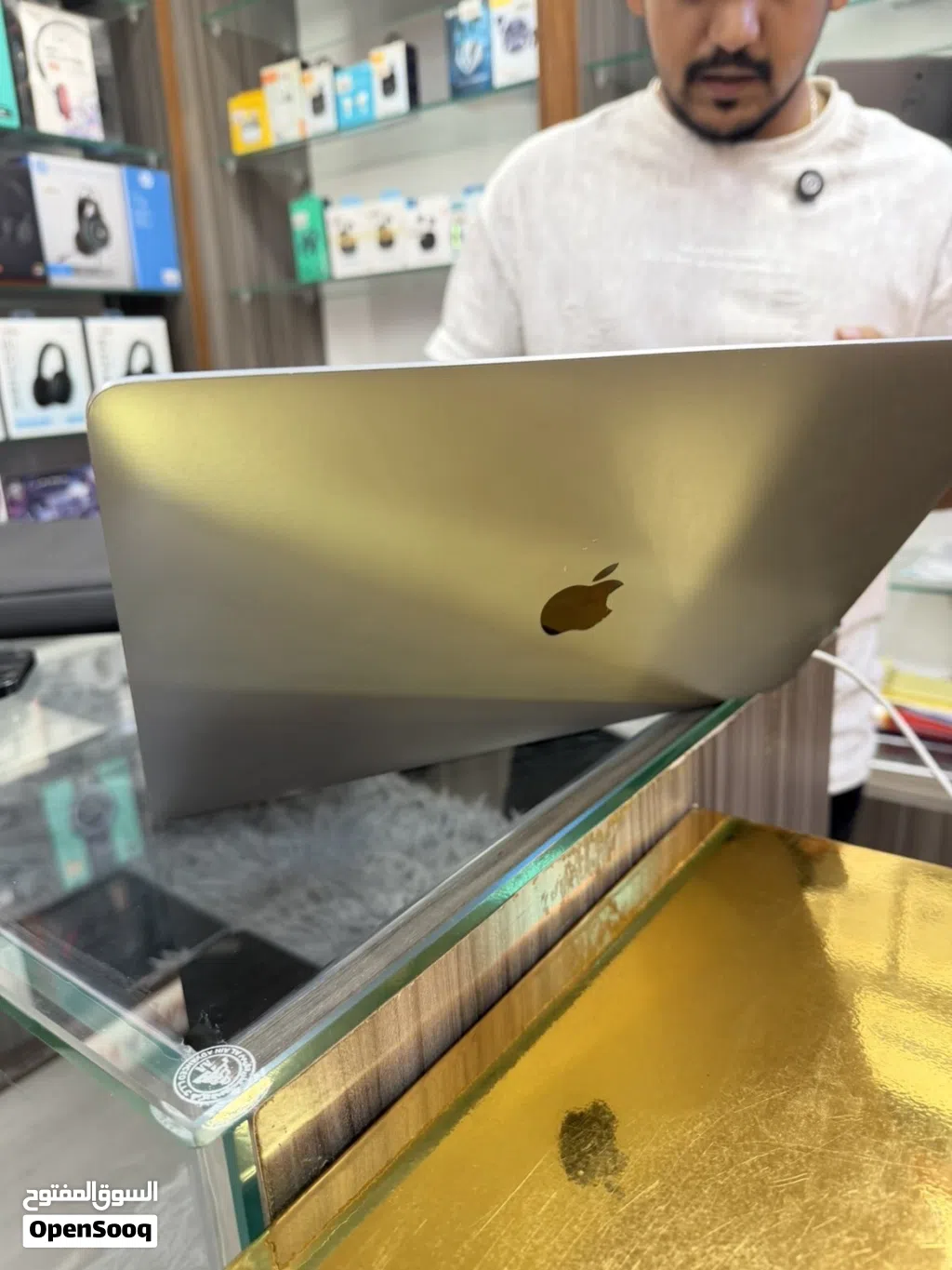 لابتوب ماك بوك برو للبيع