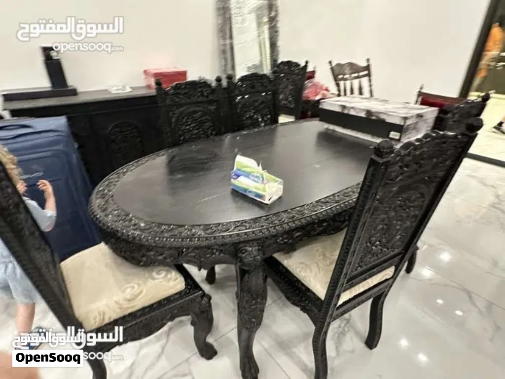 طقم كنب للجلوس مع طقم سفرة جلوس
