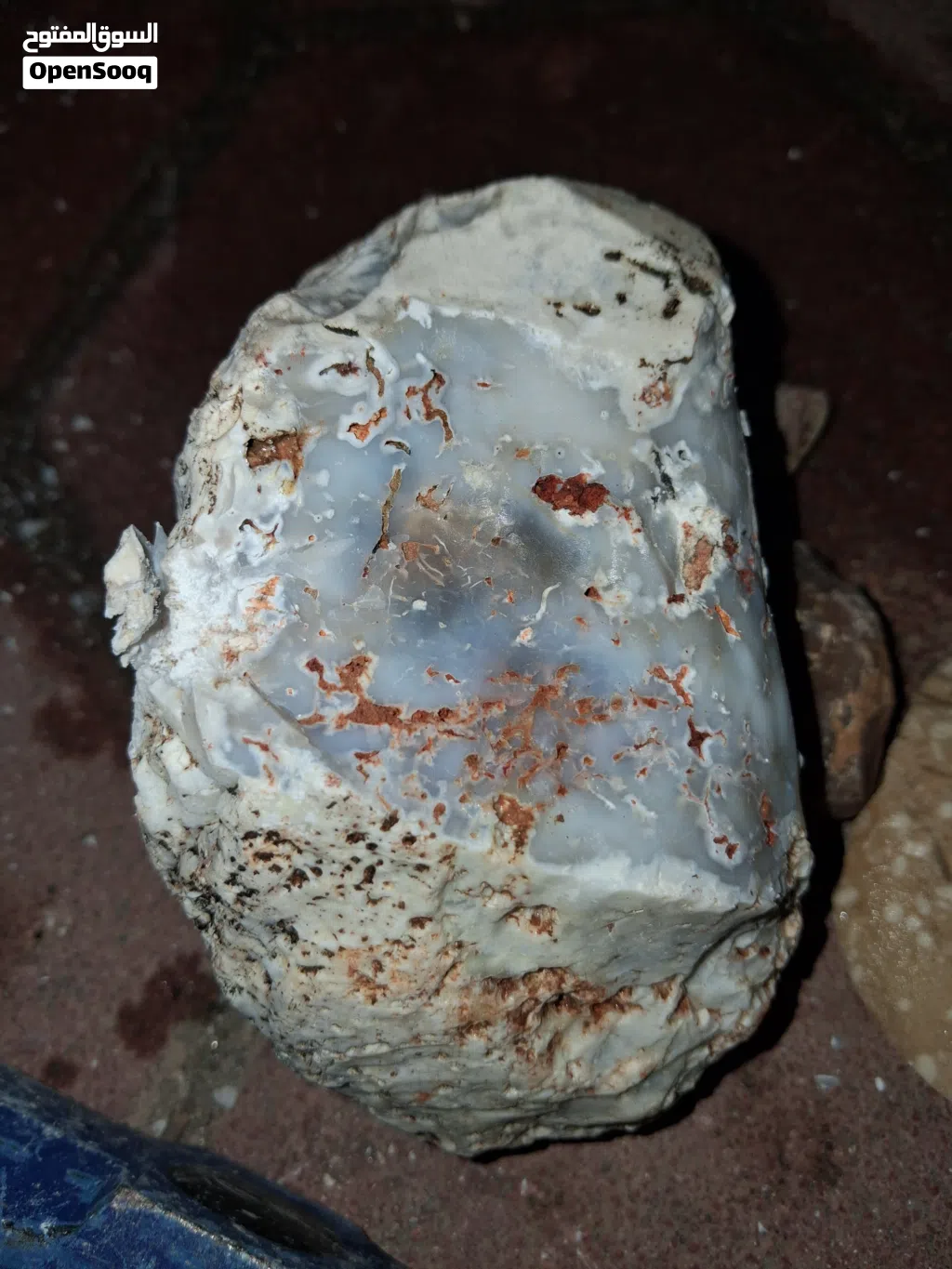 عقيق كالسيدوني خام بلون مميز