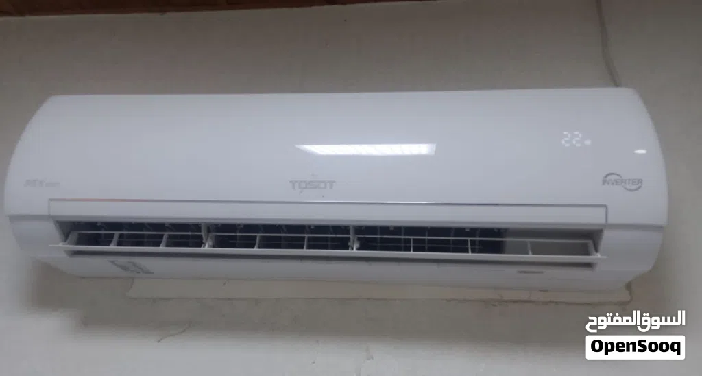 هذا مكيف هواء جداري من ماركة توسوت (Tosot) يعمل بتقنية الإنفيرتر (Inverter) لتوفير الطاقة