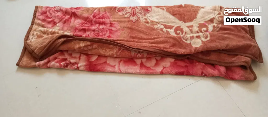 غطاء شبه جديد وممتاز