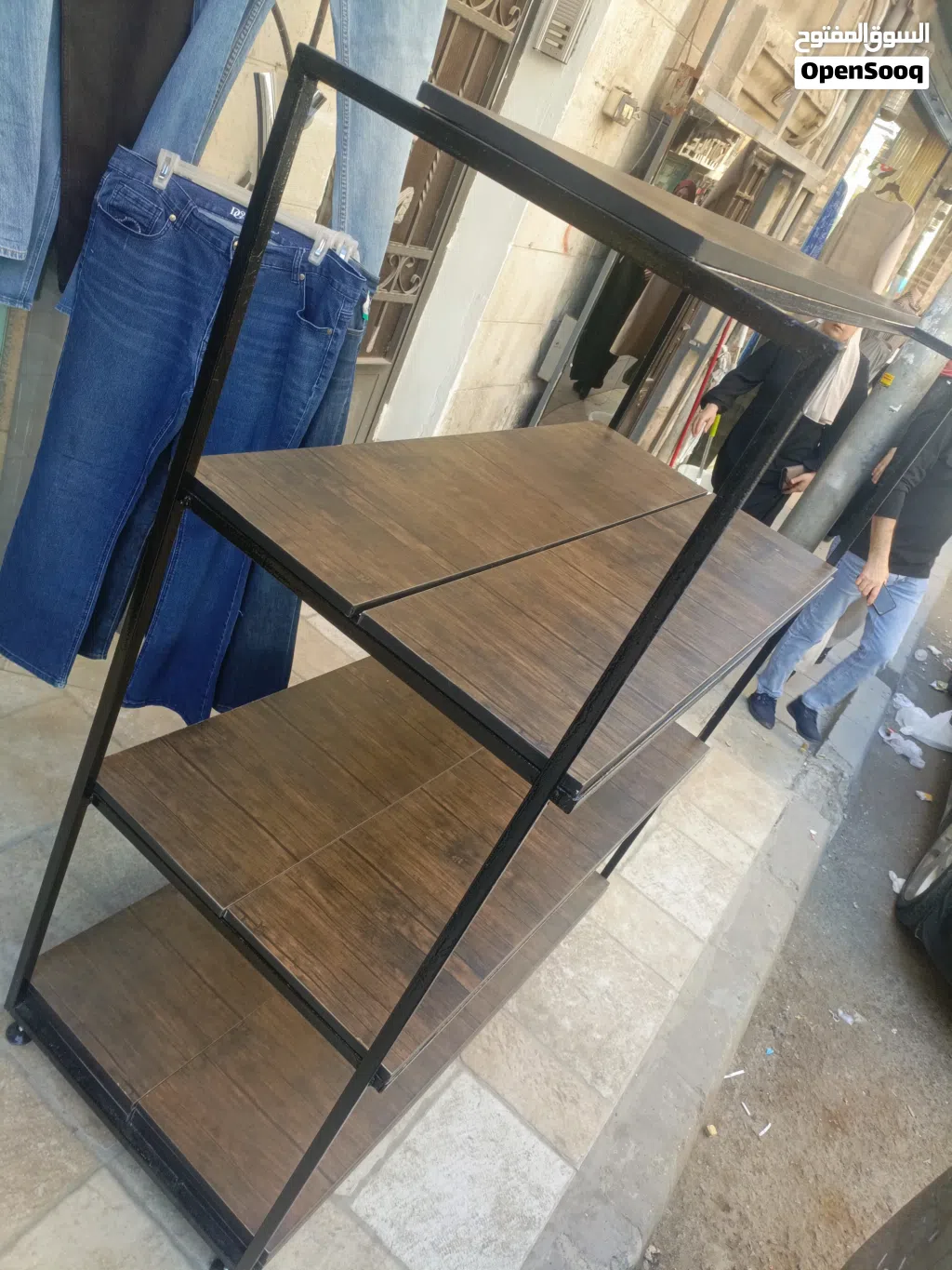 ديكور محل ألبسه طاولات نفس الصوره