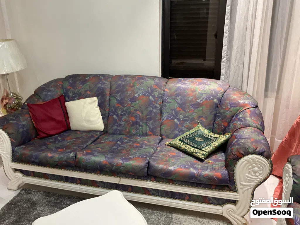 طقم صالون مستعمل مع طاولات وسط وطاولة سفره 6 كراسي للبيع