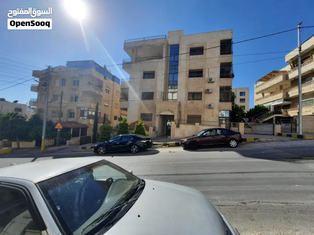 شقة 3 نوم 3 حمامات شبه ارضية قرب السيف وي الشميساني نظيفة جدا السكن شخصين فقط كبار السن نصف مؤثثة