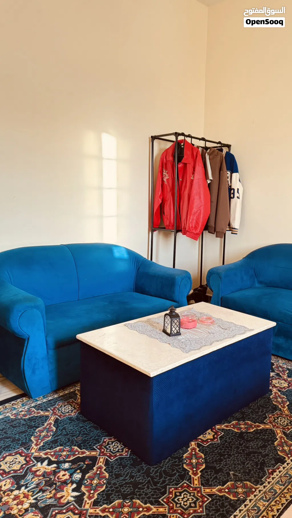 كنبات مع فرشه و طاوله رخام Two sofas with floor mats and a marble table