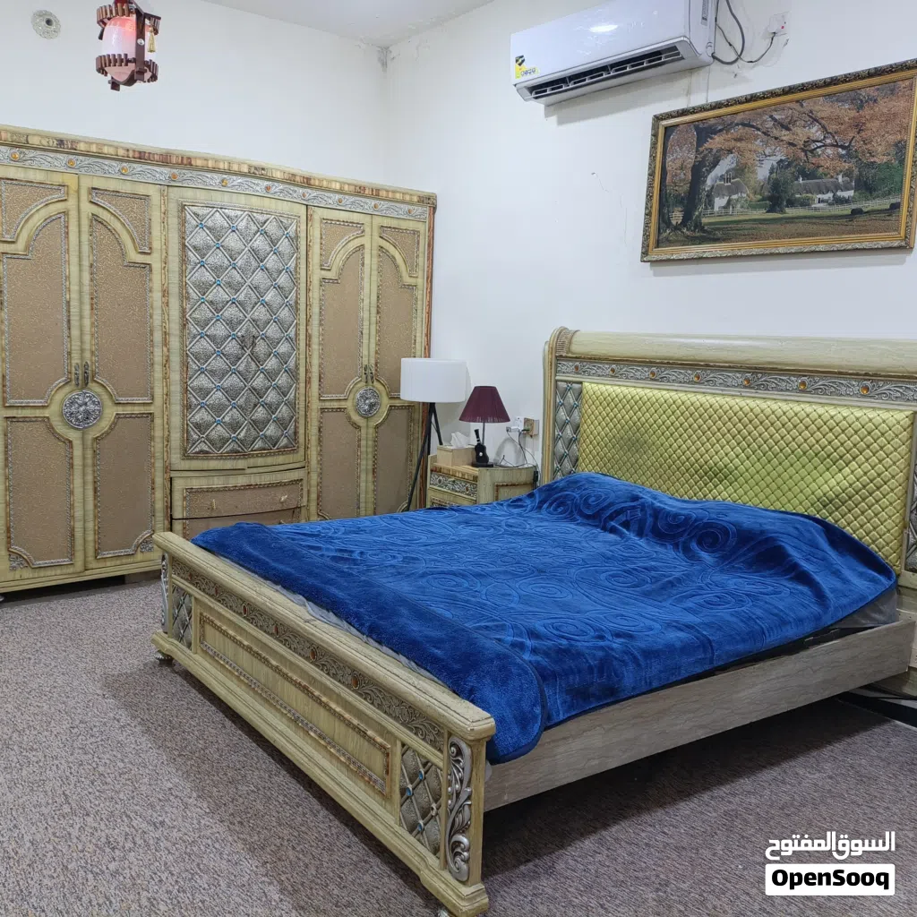 غرفة نوم ملكية وبتصميم كلاسك مختلف بحالة ممتازة خمس قطع .