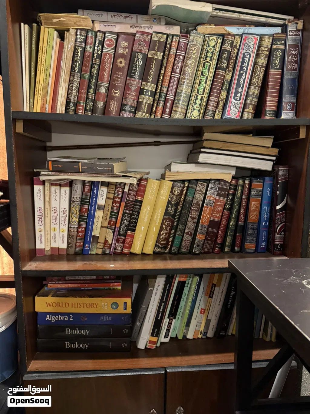 مكتبة مليئة بالكتب النظيفة