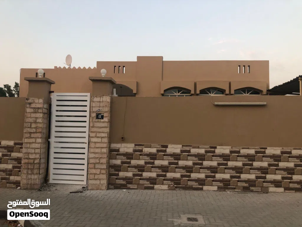 فيلا للبيع بالشارقة منطقة الجزات مكان مميز