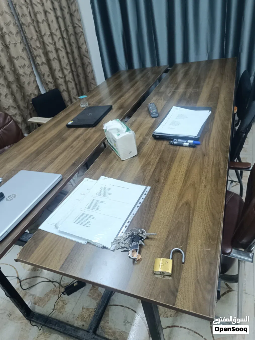 ميز اجتماعات حديد نوع ثقيل وبحالة ممتازة جداً