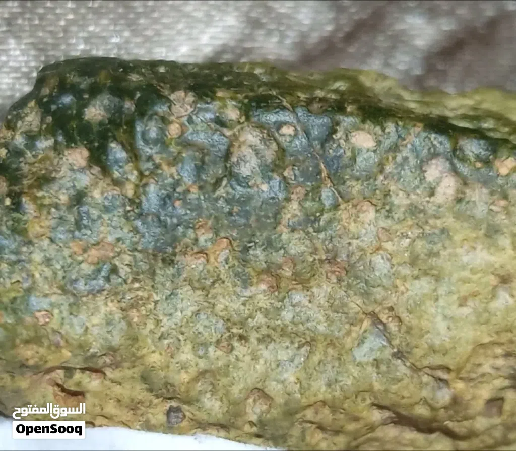 حجر المولدافيت النادر...rare moldavite stone