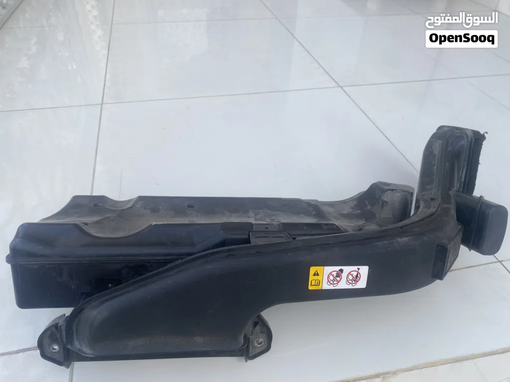 قطعة كامري air intake تركب فوق الراديتر