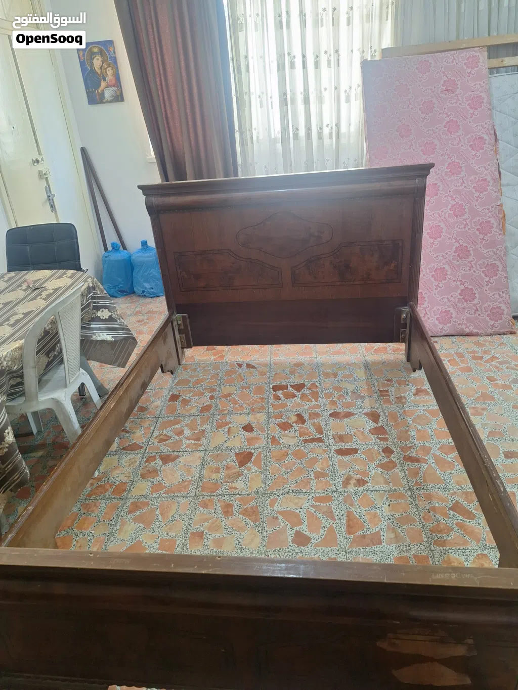 سرير كبير مجوز مع فرشتو والخشب بحاله جيد جدا