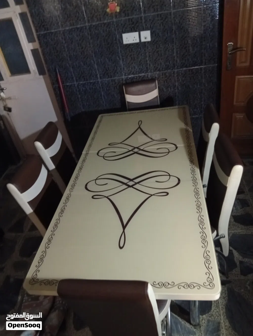 ميز طعام زجاجي