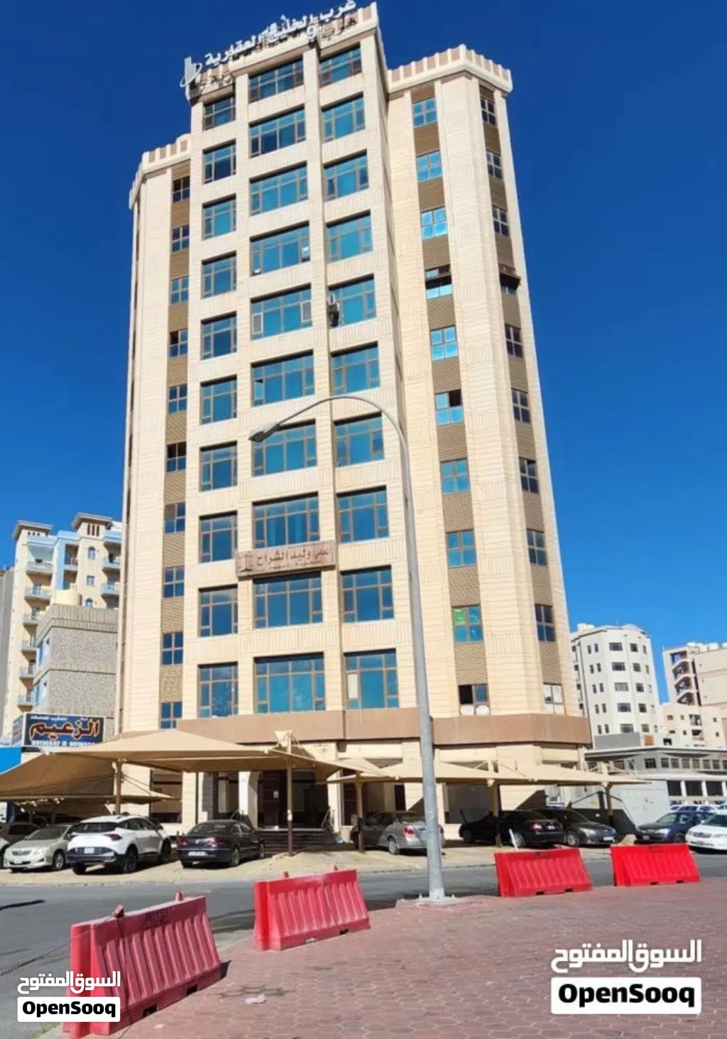 مطلوب شخص على خلق ملتزم بالنظافه والهدوء والنظام .لسكن مؤثث بالكامل شقة غرفتين وصالة وحمامين ومطبخ .