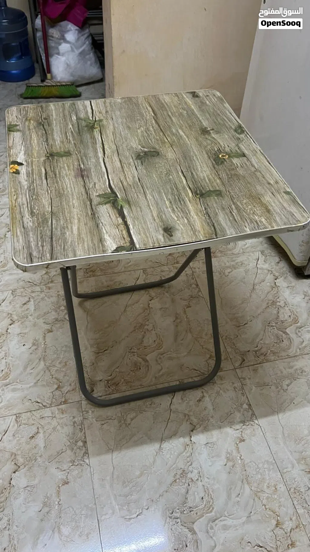طاولة مستعملة