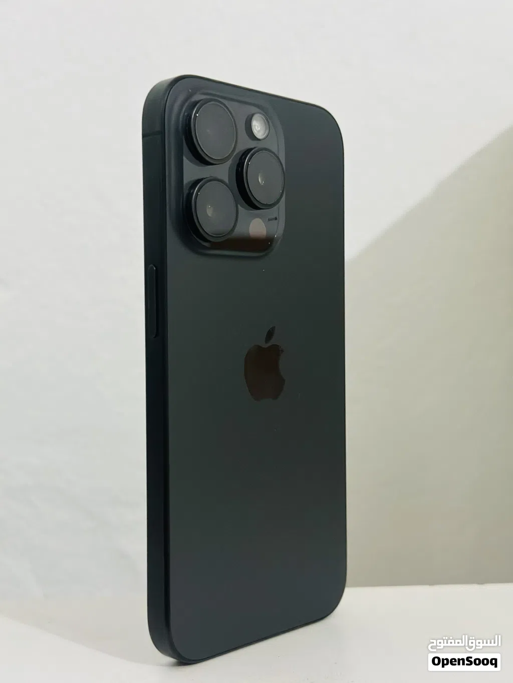 ايفون15 برو. مغير لوحة